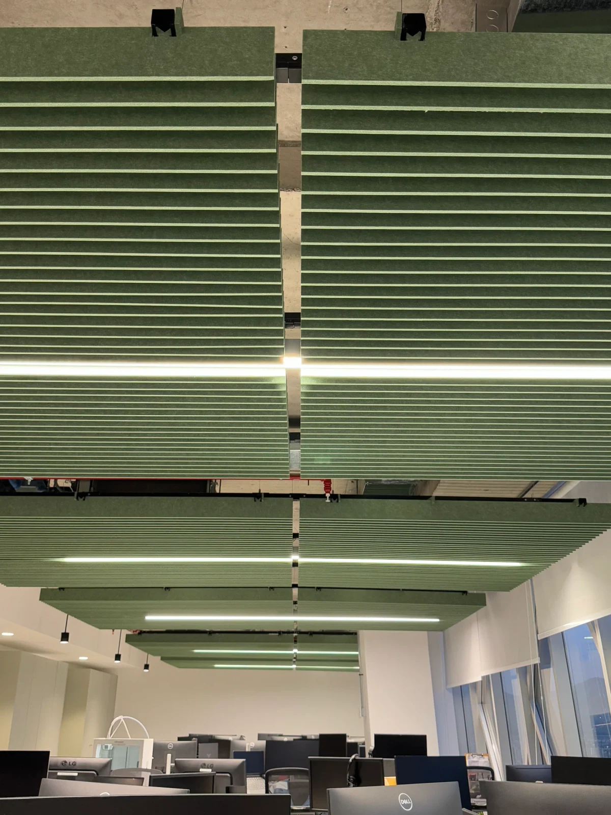 Baffles acústicos verticales suspendidos