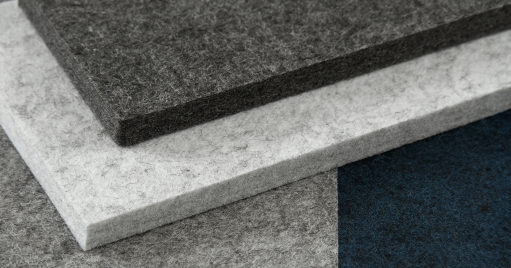 Placa de fieltro PET acústico en formato terminado, lista para ser utilizada en soluciones de acondicionamiento acústico